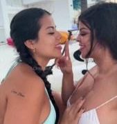 Steffy Moreno y Stefany Piett tocándose en bikini