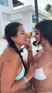 Steffy Moreno y Stefany Piett tocándose en bikini