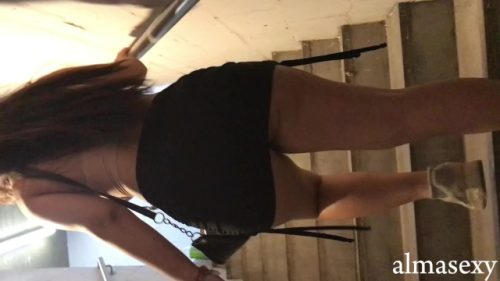 Almasexy cogiendo en las escaleras del estacionamiento