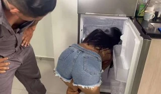 La latina se folla al técnico mientras su marido no está en casa