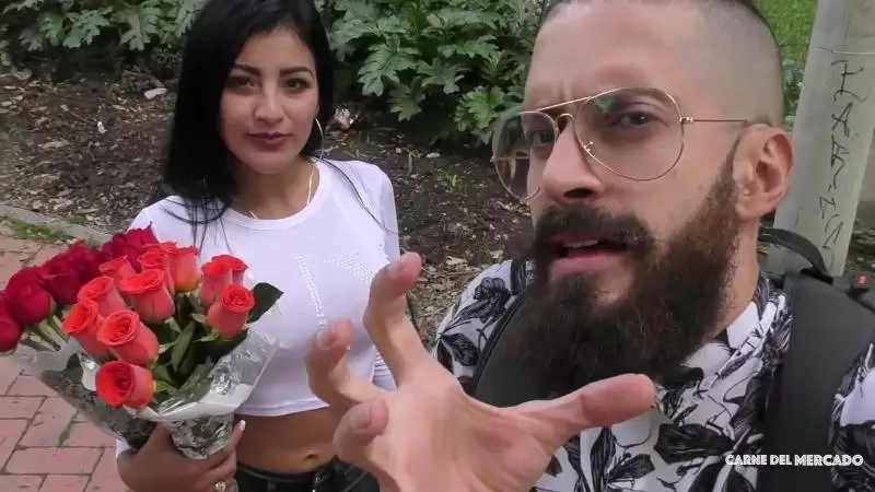 Una chica atractiva vendedora de rosas callejera es recogida y follada duro por dinero – Mariana Martix